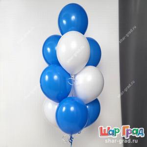 Фонтан с белыми и синими шарами