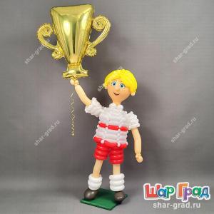 Футболист из шаров с кубком чемпиона