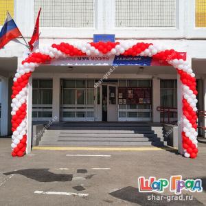 Гирлянда из белых и красных шаров на каркасе
