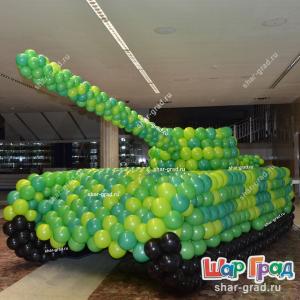 Большой танк из шаров в расцветке камуфляж