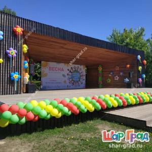 Гирлянда из шаров трёхцветная витая на каркасе