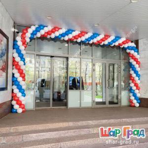 Гирлянда из шаров триколор на входную группу